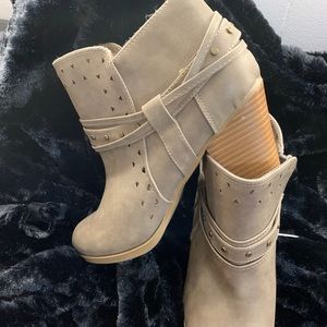 Roebuck & CO 11 Gray Tan Booties